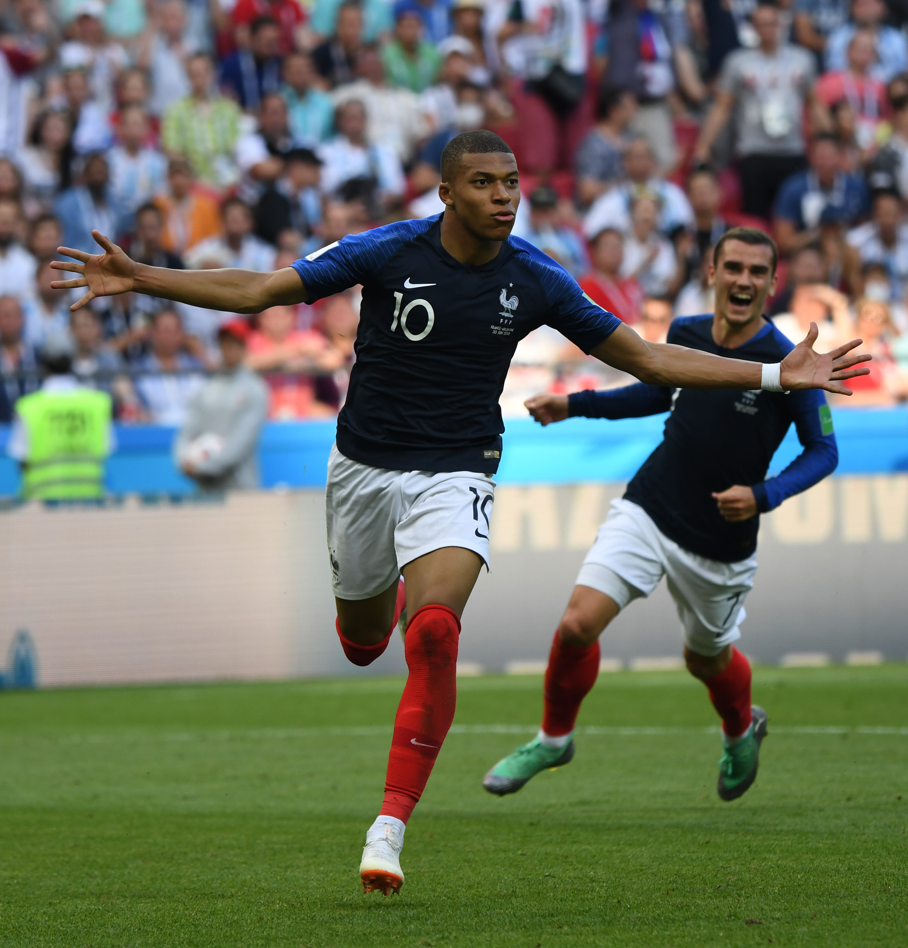 金彭贝谈登贝莱荣膺金球奖：看到他在台上落泪，我真的很感动