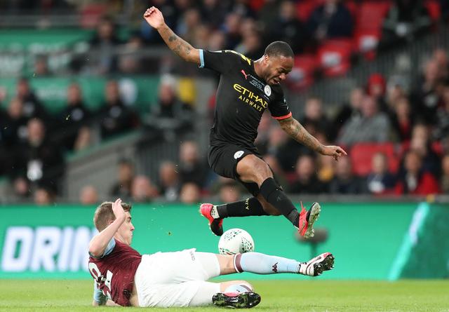 波兰对阵荷兰世预赛中，有球迷向场内投掷烟火迫使比赛被中断