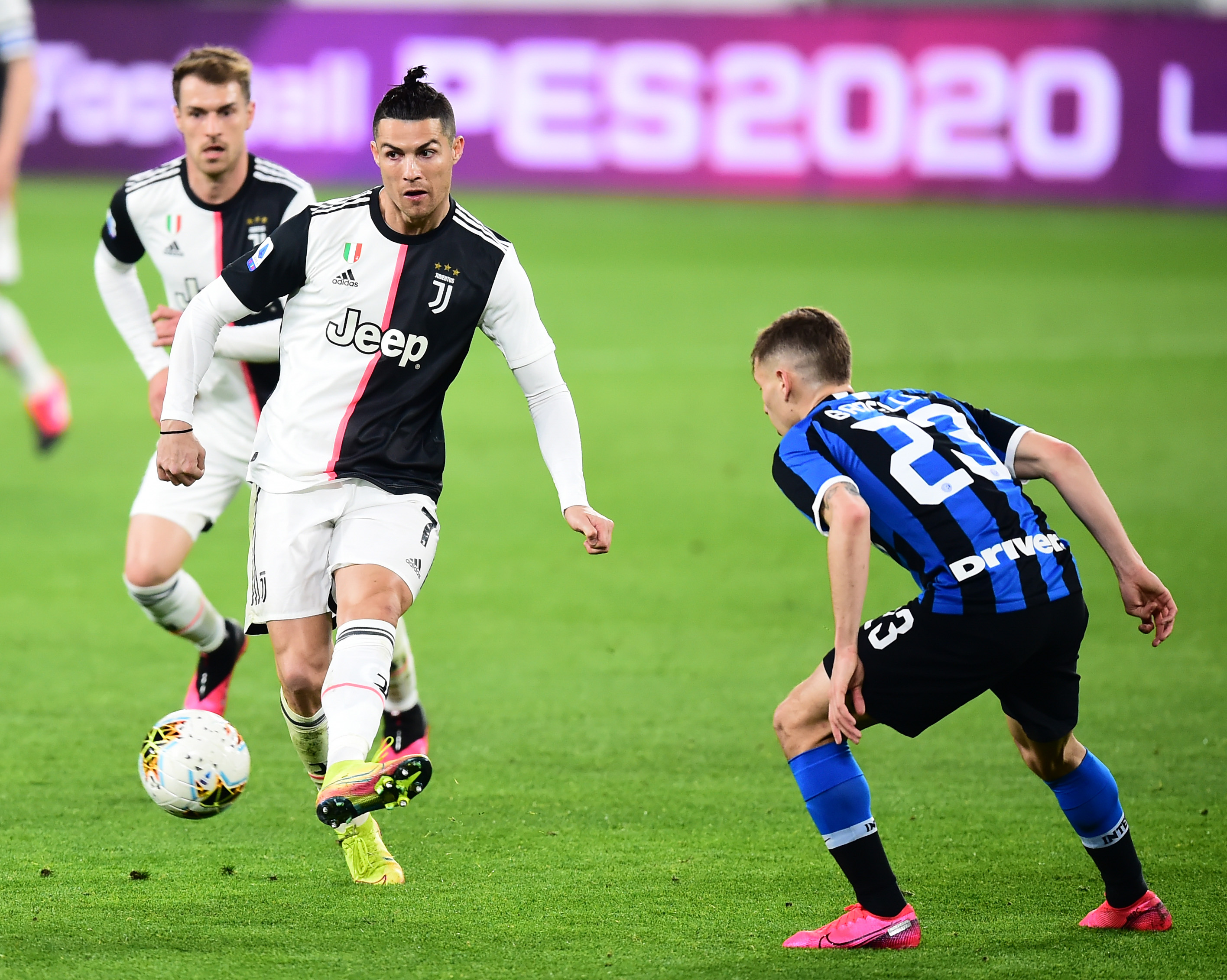 胡尔克完成职业生涯500球里程碑，球迷打出巨型TIFO致敬