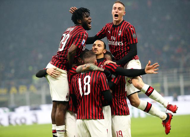 尴尬，一英格兰球迷在阿尔巴尼亚主场被旋转闸门卡住